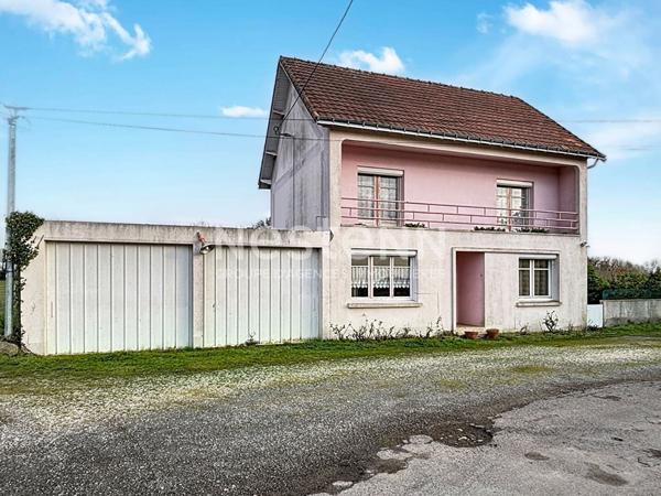 Maison à vendre 3 chambres avec jardin et double garage.