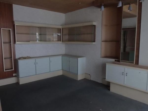 Emplacement N°1 locaux commerciaux et logement.