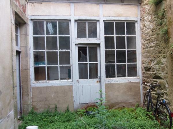 Emplacement N°1 locaux commerciaux et logement.