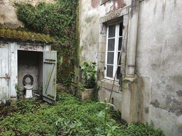 Emplacement N°1 locaux commerciaux et logement.