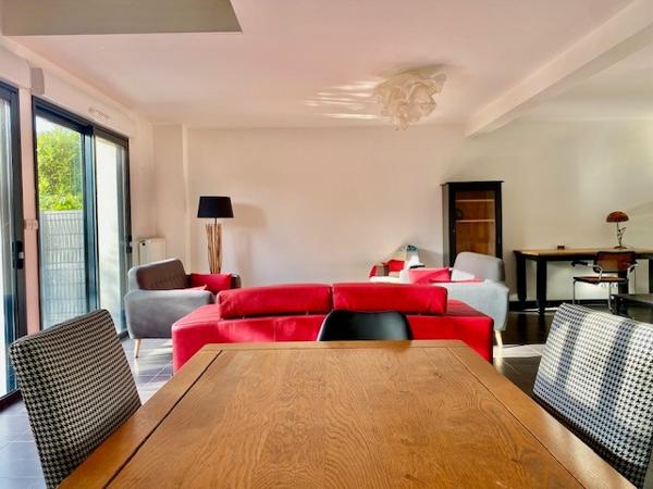 Maison contemporaine lumineuse à proximité du bourg de Saint