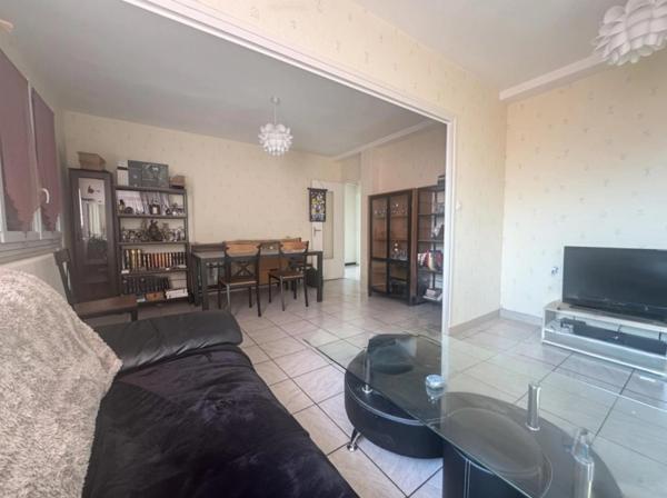 RIORGES, APPARTEMENT T3 - 2 CHAMBRES - CUISINE SEPAREE - 3E ETAGE SANS ASCENSEUR