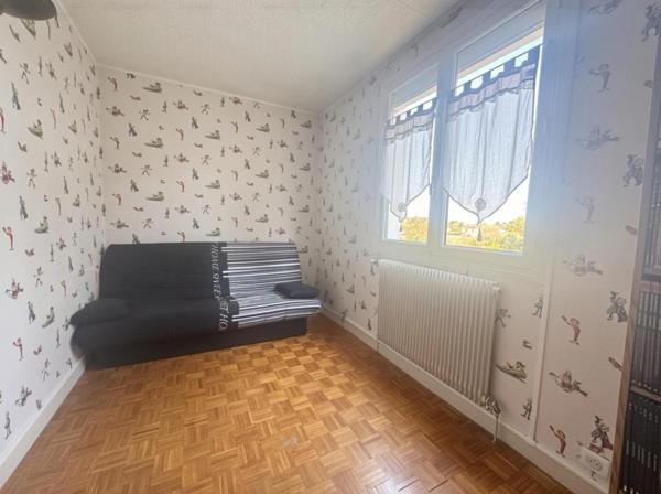 RIORGES, APPARTEMENT T3 - 2 CHAMBRES - CUISINE SEPAREE - 3E ETAGE SANS ASCENSEUR