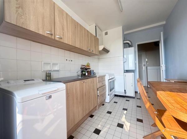 RIORGES, APPARTEMENT T3 - 2 CHAMBRES - CUISINE SEPAREE - 3E ETAGE SANS ASCENSEUR
