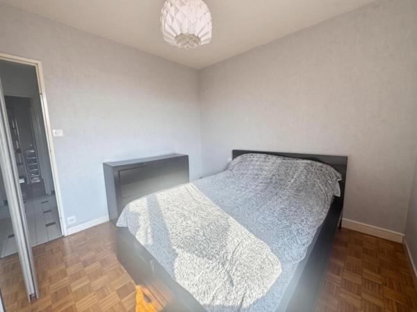 RIORGES, APPARTEMENT T3 - 2 CHAMBRES - CUISINE SEPAREE - 3E ETAGE SANS ASCENSEUR