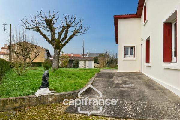 Maison à vendre entièrement rénovée, 6 pièces SAINT JEAN D'ANGELY (17), proche commerces avec jardin et garage