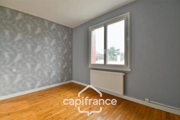 Maison à vendre entièrement rénovée, 6 pièces SAINT JEAN D'ANGELY (17), proche commerces avec jardin et garage