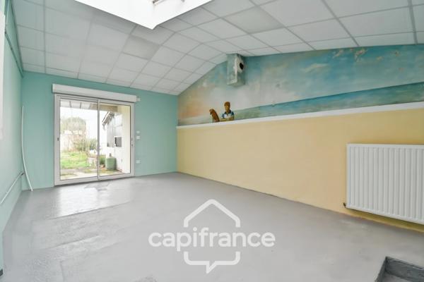 Maison à vendre entièrement rénovée, 6 pièces SAINT JEAN D'ANGELY (17), proche commerces avec jardin et garage