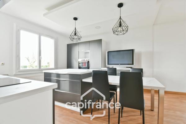 Maison à vendre entièrement rénovée, 6 pièces SAINT JEAN D'ANGELY (17), proche commerces avec jardin et garage