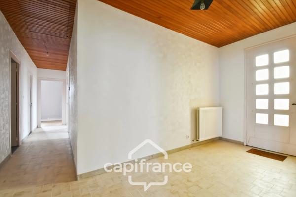 Maison à vendre entièrement rénovée, 6 pièces SAINT JEAN D'ANGELY (17), proche commerces avec jardin et garage