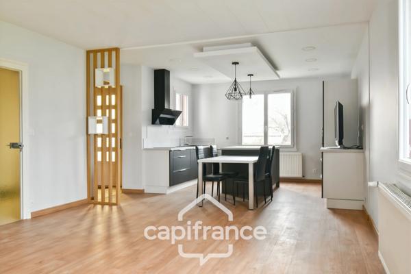 Maison à vendre entièrement rénovée, 6 pièces SAINT JEAN D'ANGELY (17), proche commerces avec jardin et garage