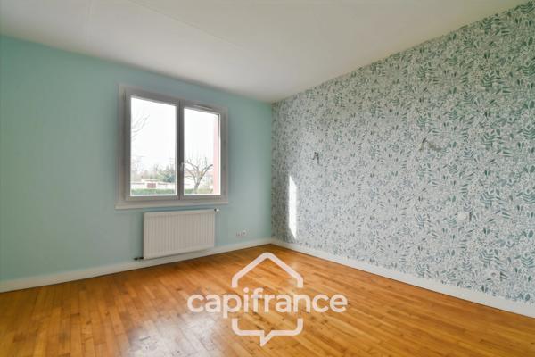 Maison à vendre entièrement rénovée, 6 pièces SAINT JEAN D'ANGELY (17), proche commerces avec jardin et garage