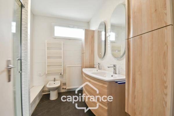 Maison à vendre entièrement rénovée, 6 pièces SAINT JEAN D'ANGELY (17), proche commerces avec jardin et garage