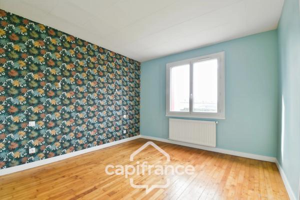 Maison à vendre entièrement rénovée, 6 pièces SAINT JEAN D'ANGELY (17), proche commerces avec jardin et garage