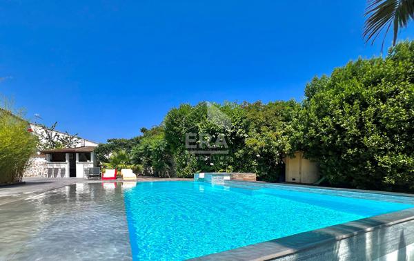 Ancienne bâtisse des années 50 entièrement rénovée  avec soin - Piscine à débordement