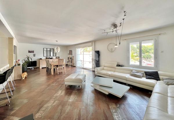 Ancienne bâtisse des années 50 entièrement rénovée  avec soin - Piscine à débordement