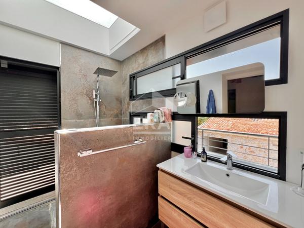 Ancienne bâtisse des années 50 entièrement rénovée  avec soin - Piscine à débordement