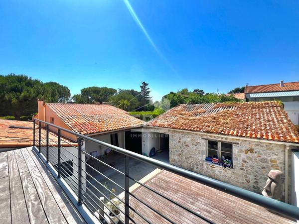 Ancienne bâtisse des années 50 entièrement rénovée  avec soin - Piscine à débordement