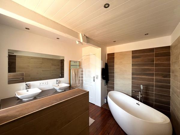 Ancienne bâtisse des années 50 entièrement rénovée  avec soin - Piscine à débordement