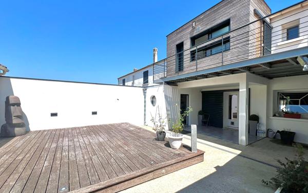 Ancienne bâtisse des années 50 entièrement rénovée  avec soin - Piscine à débordement