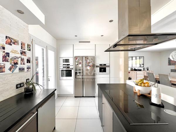 Ancienne bâtisse des années 50 entièrement rénovée  avec soin - Piscine à débordement