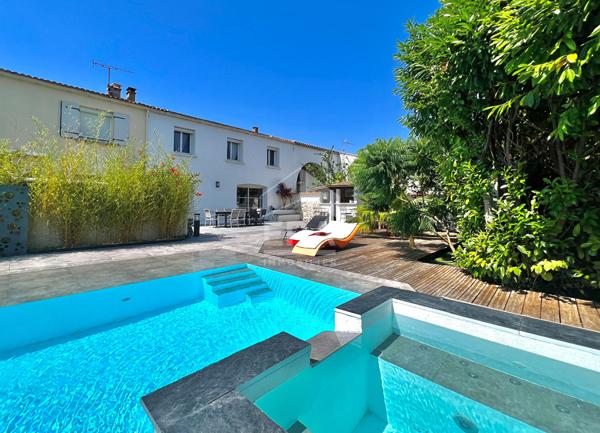 Ancienne bâtisse des années 50 entièrement rénovée  avec soin - Piscine à débordement