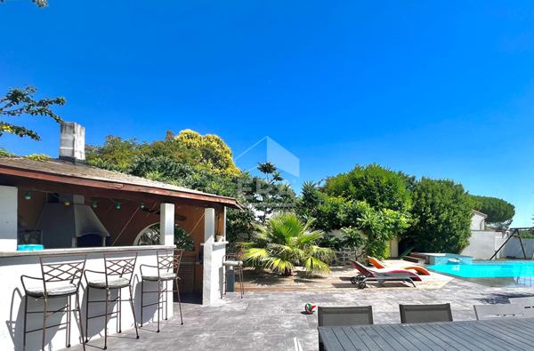 Ancienne bâtisse des années 50 entièrement rénovée  avec soin - Piscine à débordement