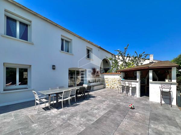 Ancienne bâtisse des années 50 entièrement rénovée  avec soin - Piscine à débordement