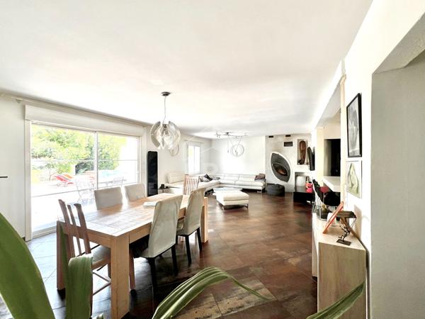 Ancienne bâtisse des années 50 entièrement rénovée  avec soin - Piscine à débordement