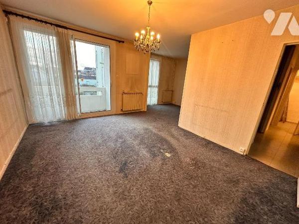 Sens, appartement de style F3 à rénover, situé au 2ème étage, sans ascenseur, dans résidence sé...