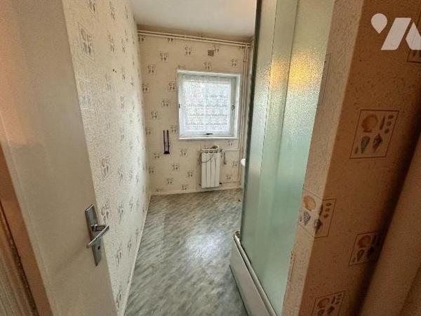 Sens, appartement de style F3 à rénover, situé au 2ème étage, sans ascenseur, dans résidence sé...