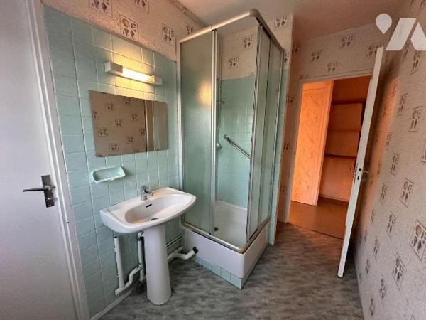 Sens, appartement de style F3 à rénover, situé au 2ème étage, sans ascenseur, dans résidence sé...