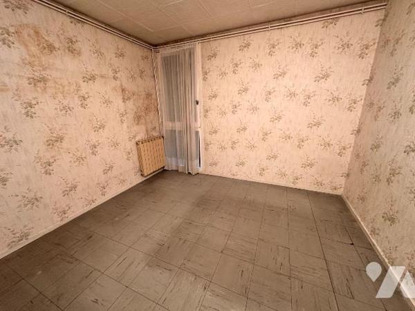 Sens, appartement de style F3 à rénover, situé au 2ème étage, sans ascenseur, dans résidence sé...