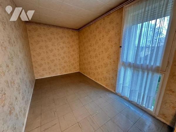 Sens, appartement de style F3 à rénover, situé au 2ème étage, sans ascenseur, dans résidence sé...