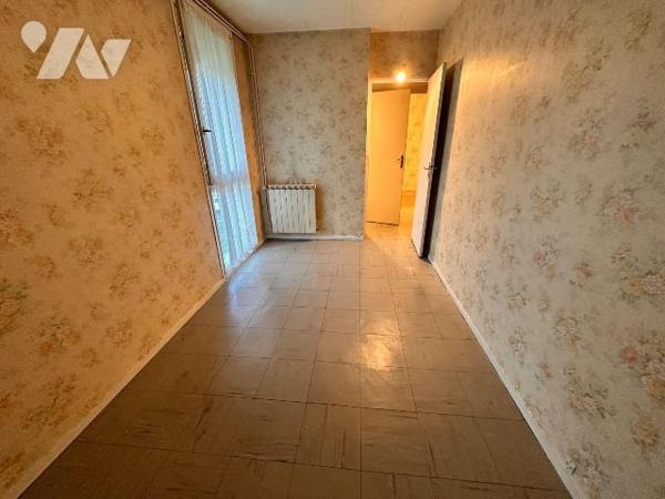 Sens, appartement de style F3 à rénover, situé au 2ème étage, sans ascenseur, dans résidence sé...