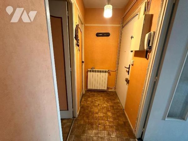 Sens, appartement de style F3 à rénover, situé au 2ème étage, sans ascenseur, dans résidence sé...