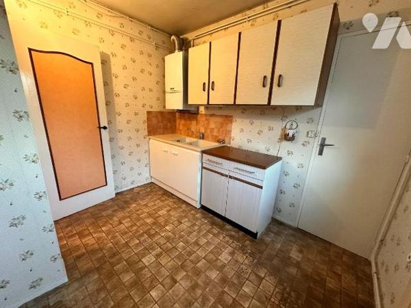 Sens, appartement de style F3 à rénover, situé au 2ème étage, sans ascenseur, dans résidence sé...