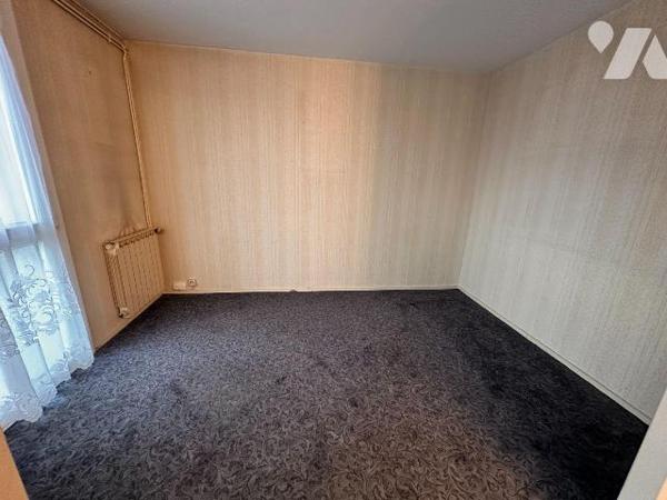 Sens, appartement de style F3 à rénover, situé au 2ème étage, sans ascenseur, dans résidence sé...