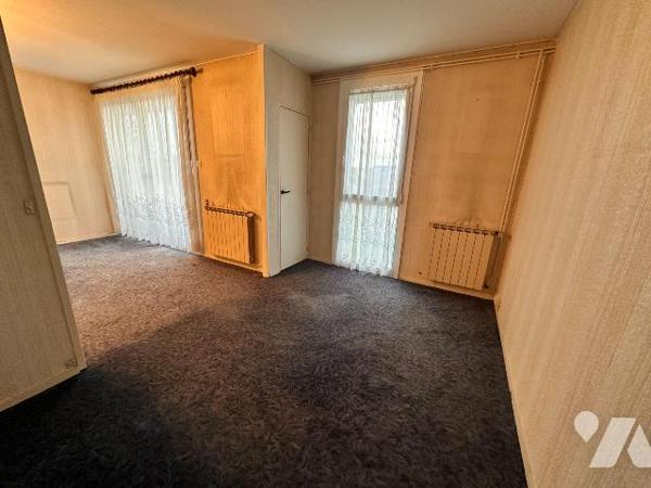 Sens, appartement de style F3 à rénover, situé au 2ème étage, sans ascenseur, dans résidence sé...