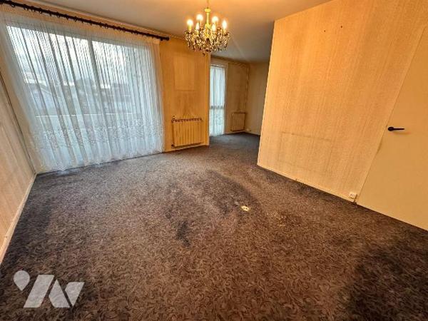 Sens, appartement de style F3 à rénover, situé au 2ème étage, sans ascenseur, dans résidence sé...