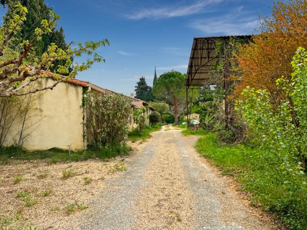 Saint-Rémy-de-Provence (13210) Ensemble immobilier à fort potentiel sur 6.5 ha