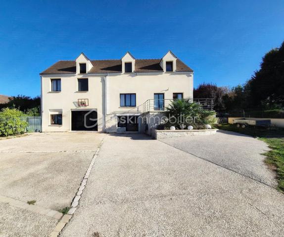 Maison de 272,52 M2 comprenant 11 pièces dont 6 chambres le tout sur 1456 M2 de terrain au calme et proche des écoles.
La maison se compose de la façon suivante.
Au rez-de-jardin ; Deux chambres, une pièce palière pouvant servir de bureau, une chaufferie, une grand garage et une très grande pièce de 45M2 pouvant avoir plusieurs fonction ( salle de sport, studio, profession libérale).

Au premier niveau; l'espace de vie offre un grand salon lumineux donnant sur un balcon, une belle cuisine aménagée et équipée avec la salle à manger de 46,90 M2 pour recevoir de nombreux convives, cette pièces donnent accès à un deuxième balcon, une chambre, une salle d'eau et un WC séparé.

Au dernier niveau nous retrouvons; 3 chambres dont 2 avec mezzanine pour des espaces détente avec leur propre salle d'eau et WC. La dernière chambre est un espace parentale de 38 M2 avec une chambre ,une salle de bain avec baignoire et douche, un dressing, une buanderie et un WC séparé.

Les Atouts; l'agrandissement de la maison 2022 , clim réversible 2025, toutes les fenêtres 2020, les radiateurs 2020, les dépendances...