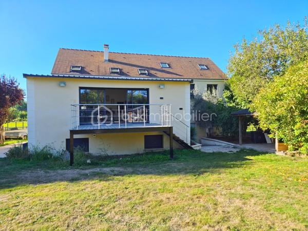 Maison de 272,52 M2 comprenant 11 pièces dont 6 chambres le tout sur 1456 M2 de terrain au calme et proche des écoles.
La maison se compose de la façon suivante.
Au rez-de-jardin ; Deux chambres, une pièce palière pouvant servir de bureau, une chaufferie, une grand garage et une très grande pièce de 45M2 pouvant avoir plusieurs fonction ( salle de sport, studio, profession libérale).

Au premier niveau; l'espace de vie offre un grand salon lumineux donnant sur un balcon, une belle cuisine aménagée et équipée avec la salle à manger de 46,90 M2 pour recevoir de nombreux convives, cette pièces donnent accès à un deuxième balcon, une chambre, une salle d'eau et un WC séparé.

Au dernier niveau nous retrouvons; 3 chambres dont 2 avec mezzanine pour des espaces détente avec leur propre salle d'eau et WC. La dernière chambre est un espace parentale de 38 M2 avec une chambre ,une salle de bain avec baignoire et douche, un dressing, une buanderie et un WC séparé.

Les Atouts; l'agrandissement de la maison 2022 , clim réversible 2025, toutes les fenêtres 2020, les radiateurs 2020, les dépendances...