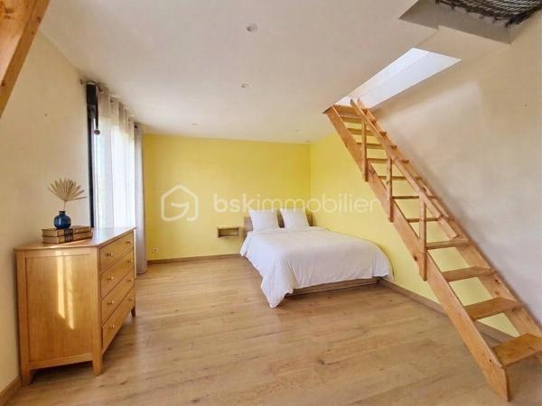 Maison de 272,52 M2 comprenant 11 pièces dont 6 chambres le tout sur 1456 M2 de terrain au calme et proche des écoles.
La maison se compose de la façon suivante.
Au rez-de-jardin ; Deux chambres, une pièce palière pouvant servir de bureau, une chaufferie, une grand garage et une très grande pièce de 45M2 pouvant avoir plusieurs fonction ( salle de sport, studio, profession libérale).

Au premier niveau; l'espace de vie offre un grand salon lumineux donnant sur un balcon, une belle cuisine aménagée et équipée avec la salle à manger de 46,90 M2 pour recevoir de nombreux convives, cette pièces donnent accès à un deuxième balcon, une chambre, une salle d'eau et un WC séparé.

Au dernier niveau nous retrouvons; 3 chambres dont 2 avec mezzanine pour des espaces détente avec leur propre salle d'eau et WC. La dernière chambre est un espace parentale de 38 M2 avec une chambre ,une salle de bain avec baignoire et douche, un dressing, une buanderie et un WC séparé.

Les Atouts; l'agrandissement de la maison 2022 , clim réversible 2025, toutes les fenêtres 2020, les radiateurs 2020, les dépendances...