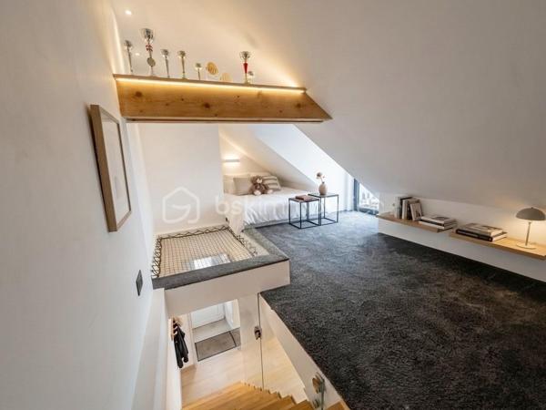 Maison de 272,52 M2 comprenant 11 pièces dont 6 chambres le tout sur 1456 M2 de terrain au calme et proche des écoles.
La maison se compose de la façon suivante.
Au rez-de-jardin ; Deux chambres, une pièce palière pouvant servir de bureau, une chaufferie, une grand garage et une très grande pièce de 45M2 pouvant avoir plusieurs fonction ( salle de sport, studio, profession libérale).

Au premier niveau; l'espace de vie offre un grand salon lumineux donnant sur un balcon, une belle cuisine aménagée et équipée avec la salle à manger de 46,90 M2 pour recevoir de nombreux convives, cette pièces donnent accès à un deuxième balcon, une chambre, une salle d'eau et un WC séparé.

Au dernier niveau nous retrouvons; 3 chambres dont 2 avec mezzanine pour des espaces détente avec leur propre salle d'eau et WC. La dernière chambre est un espace parentale de 38 M2 avec une chambre ,une salle de bain avec baignoire et douche, un dressing, une buanderie et un WC séparé.

Les Atouts; l'agrandissement de la maison 2022 , clim réversible 2025, toutes les fenêtres 2020, les radiateurs 2020, les dépendances...