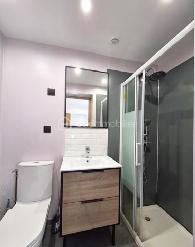 Maison de 272,52 M2 comprenant 11 pièces dont 6 chambres le tout sur 1456 M2 de terrain au calme et proche des écoles.
La maison se compose de la façon suivante.
Au rez-de-jardin ; Deux chambres, une pièce palière pouvant servir de bureau, une chaufferie, une grand garage et une très grande pièce de 45M2 pouvant avoir plusieurs fonction ( salle de sport, studio, profession libérale).

Au premier niveau; l'espace de vie offre un grand salon lumineux donnant sur un balcon, une belle cuisine aménagée et équipée avec la salle à manger de 46,90 M2 pour recevoir de nombreux convives, cette pièces donnent accès à un deuxième balcon, une chambre, une salle d'eau et un WC séparé.

Au dernier niveau nous retrouvons; 3 chambres dont 2 avec mezzanine pour des espaces détente avec leur propre salle d'eau et WC. La dernière chambre est un espace parentale de 38 M2 avec une chambre ,une salle de bain avec baignoire et douche, un dressing, une buanderie et un WC séparé.

Les Atouts; l'agrandissement de la maison 2022 , clim réversible 2025, toutes les fenêtres 2020, les radiateurs 2020, les dépendances...