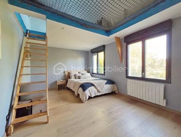 Maison de 272,52 M2 comprenant 11 pièces dont 6 chambres le tout sur 1456 M2 de terrain au calme et proche des écoles.
La maison se compose de la façon suivante.
Au rez-de-jardin ; Deux chambres, une pièce palière pouvant servir de bureau, une chaufferie, une grand garage et une très grande pièce de 45M2 pouvant avoir plusieurs fonction ( salle de sport, studio, profession libérale).

Au premier niveau; l'espace de vie offre un grand salon lumineux donnant sur un balcon, une belle cuisine aménagée et équipée avec la salle à manger de 46,90 M2 pour recevoir de nombreux convives, cette pièces donnent accès à un deuxième balcon, une chambre, une salle d'eau et un WC séparé.

Au dernier niveau nous retrouvons; 3 chambres dont 2 avec mezzanine pour des espaces détente avec leur propre salle d'eau et WC. La dernière chambre est un espace parentale de 38 M2 avec une chambre ,une salle de bain avec baignoire et douche, un dressing, une buanderie et un WC séparé.

Les Atouts; l'agrandissement de la maison 2022 , clim réversible 2025, toutes les fenêtres 2020, les radiateurs 2020, les dépendances...