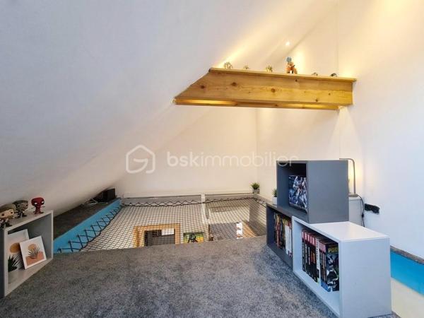 Maison de 272,52 M2 comprenant 11 pièces dont 6 chambres le tout sur 1456 M2 de terrain au calme et proche des écoles.
La maison se compose de la façon suivante.
Au rez-de-jardin ; Deux chambres, une pièce palière pouvant servir de bureau, une chaufferie, une grand garage et une très grande pièce de 45M2 pouvant avoir plusieurs fonction ( salle de sport, studio, profession libérale).

Au premier niveau; l'espace de vie offre un grand salon lumineux donnant sur un balcon, une belle cuisine aménagée et équipée avec la salle à manger de 46,90 M2 pour recevoir de nombreux convives, cette pièces donnent accès à un deuxième balcon, une chambre, une salle d'eau et un WC séparé.

Au dernier niveau nous retrouvons; 3 chambres dont 2 avec mezzanine pour des espaces détente avec leur propre salle d'eau et WC. La dernière chambre est un espace parentale de 38 M2 avec une chambre ,une salle de bain avec baignoire et douche, un dressing, une buanderie et un WC séparé.

Les Atouts; l'agrandissement de la maison 2022 , clim réversible 2025, toutes les fenêtres 2020, les radiateurs 2020, les dépendances...