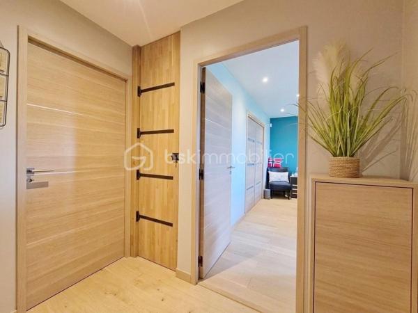 Maison de 272,52 M2 comprenant 11 pièces dont 6 chambres le tout sur 1456 M2 de terrain au calme et proche des écoles.
La maison se compose de la façon suivante.
Au rez-de-jardin ; Deux chambres, une pièce palière pouvant servir de bureau, une chaufferie, une grand garage et une très grande pièce de 45M2 pouvant avoir plusieurs fonction ( salle de sport, studio, profession libérale).

Au premier niveau; l'espace de vie offre un grand salon lumineux donnant sur un balcon, une belle cuisine aménagée et équipée avec la salle à manger de 46,90 M2 pour recevoir de nombreux convives, cette pièces donnent accès à un deuxième balcon, une chambre, une salle d'eau et un WC séparé.

Au dernier niveau nous retrouvons; 3 chambres dont 2 avec mezzanine pour des espaces détente avec leur propre salle d'eau et WC. La dernière chambre est un espace parentale de 38 M2 avec une chambre ,une salle de bain avec baignoire et douche, un dressing, une buanderie et un WC séparé.

Les Atouts; l'agrandissement de la maison 2022 , clim réversible 2025, toutes les fenêtres 2020, les radiateurs 2020, les dépendances...