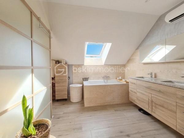Maison de 272,52 M2 comprenant 11 pièces dont 6 chambres le tout sur 1456 M2 de terrain au calme et proche des écoles.
La maison se compose de la façon suivante.
Au rez-de-jardin ; Deux chambres, une pièce palière pouvant servir de bureau, une chaufferie, une grand garage et une très grande pièce de 45M2 pouvant avoir plusieurs fonction ( salle de sport, studio, profession libérale).

Au premier niveau; l'espace de vie offre un grand salon lumineux donnant sur un balcon, une belle cuisine aménagée et équipée avec la salle à manger de 46,90 M2 pour recevoir de nombreux convives, cette pièces donnent accès à un deuxième balcon, une chambre, une salle d'eau et un WC séparé.

Au dernier niveau nous retrouvons; 3 chambres dont 2 avec mezzanine pour des espaces détente avec leur propre salle d'eau et WC. La dernière chambre est un espace parentale de 38 M2 avec une chambre ,une salle de bain avec baignoire et douche, un dressing, une buanderie et un WC séparé.

Les Atouts; l'agrandissement de la maison 2022 , clim réversible 2025, toutes les fenêtres 2020, les radiateurs 2020, les dépendances...